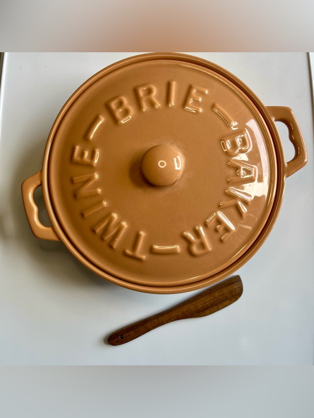 Brie Baker - Twine Ceramic Brie Baker w Lid & Wooden Spreader - Picture 2 of 9